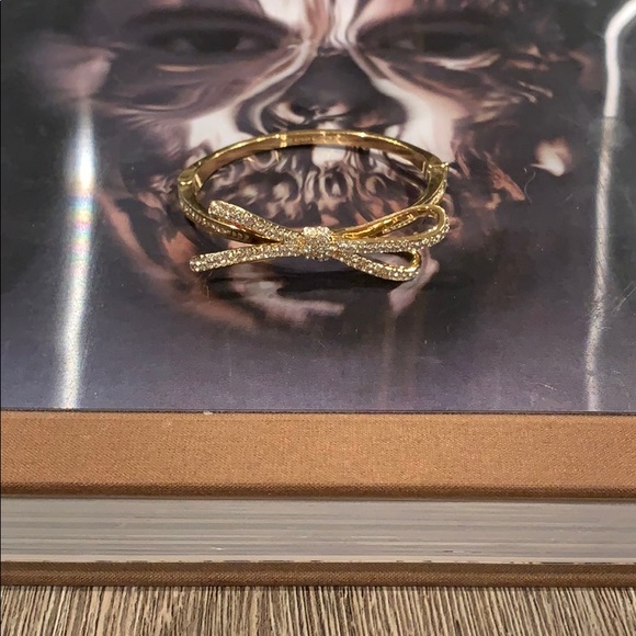 Gold crystal bow tie bracelet - Picture 2 of 4